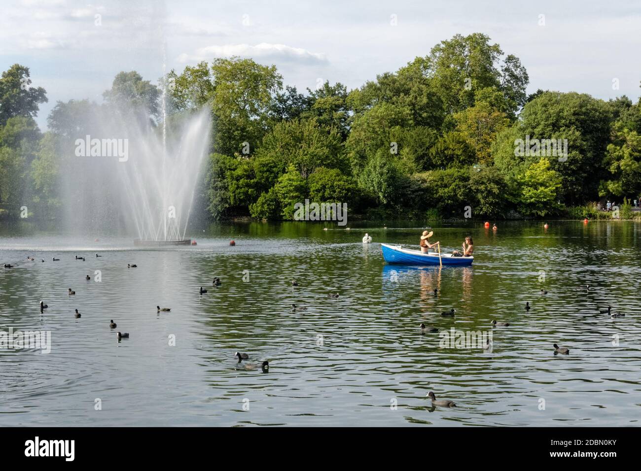 Menschen genießen sonnigen Tag in Victoria Park, London England Vereinigtes Königreich Großbritannien Stockfoto