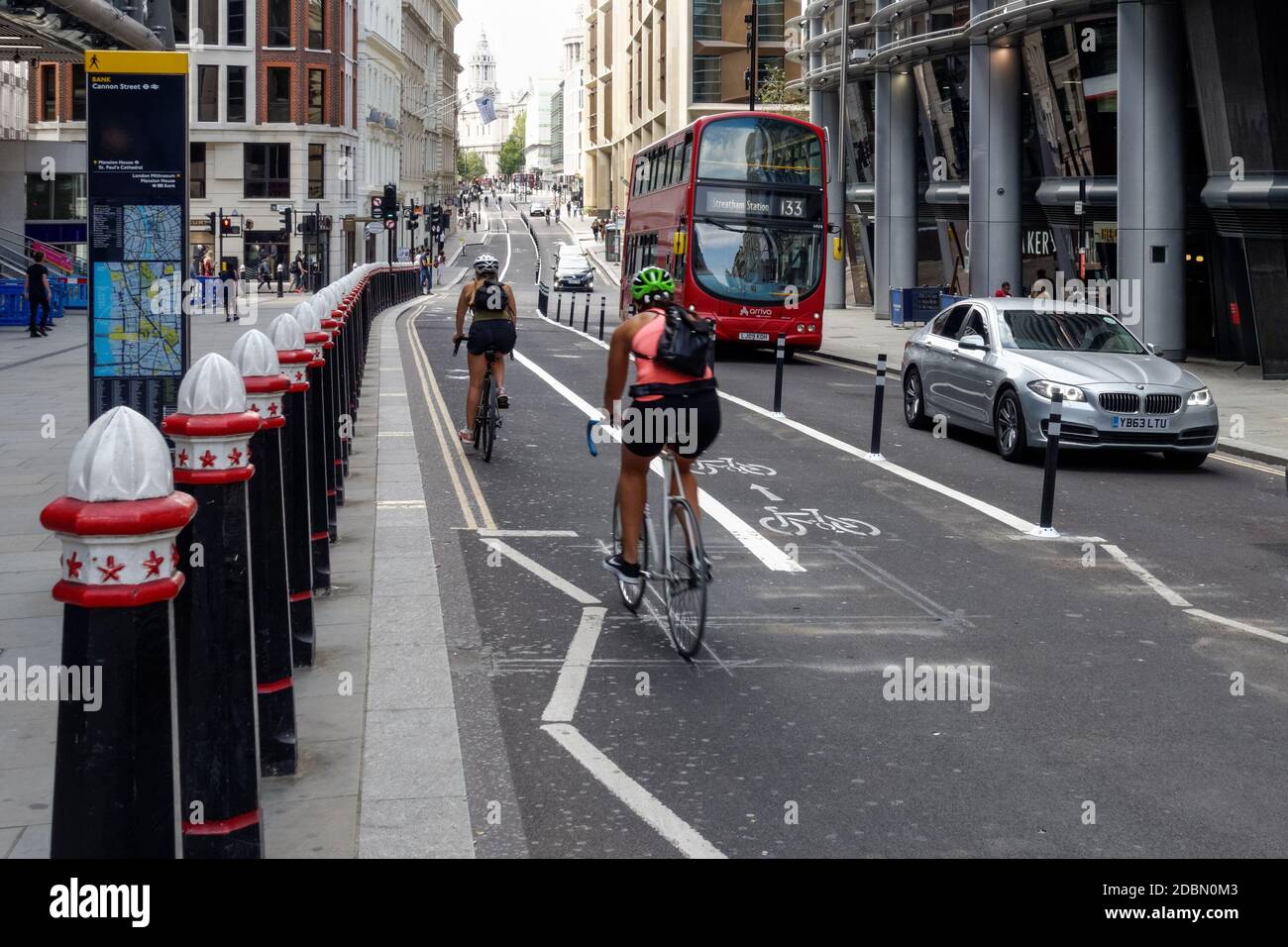 Eine temporäre Fahrradspur auf der Cannon Street, London England Vereinigtes Königreich Großbritannien Stockfoto