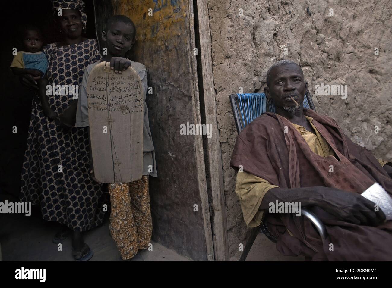Die Familie schickt ihren Sohn zur koranschule in Timbuktu, Mali, Afrika Stockfoto