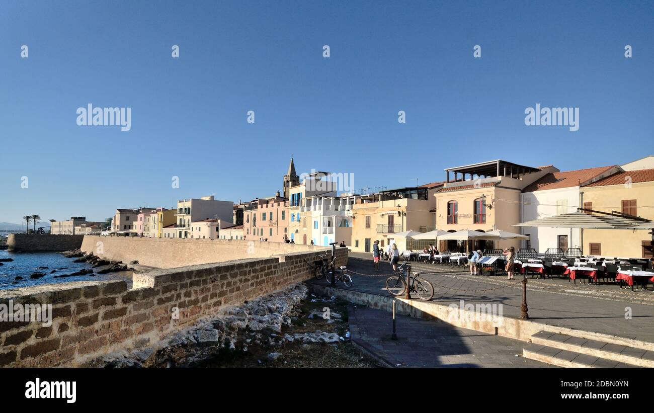 Panoramablick auf eine Straße entlang des Meeres von ​​Alghero Im Sommer Stockfoto