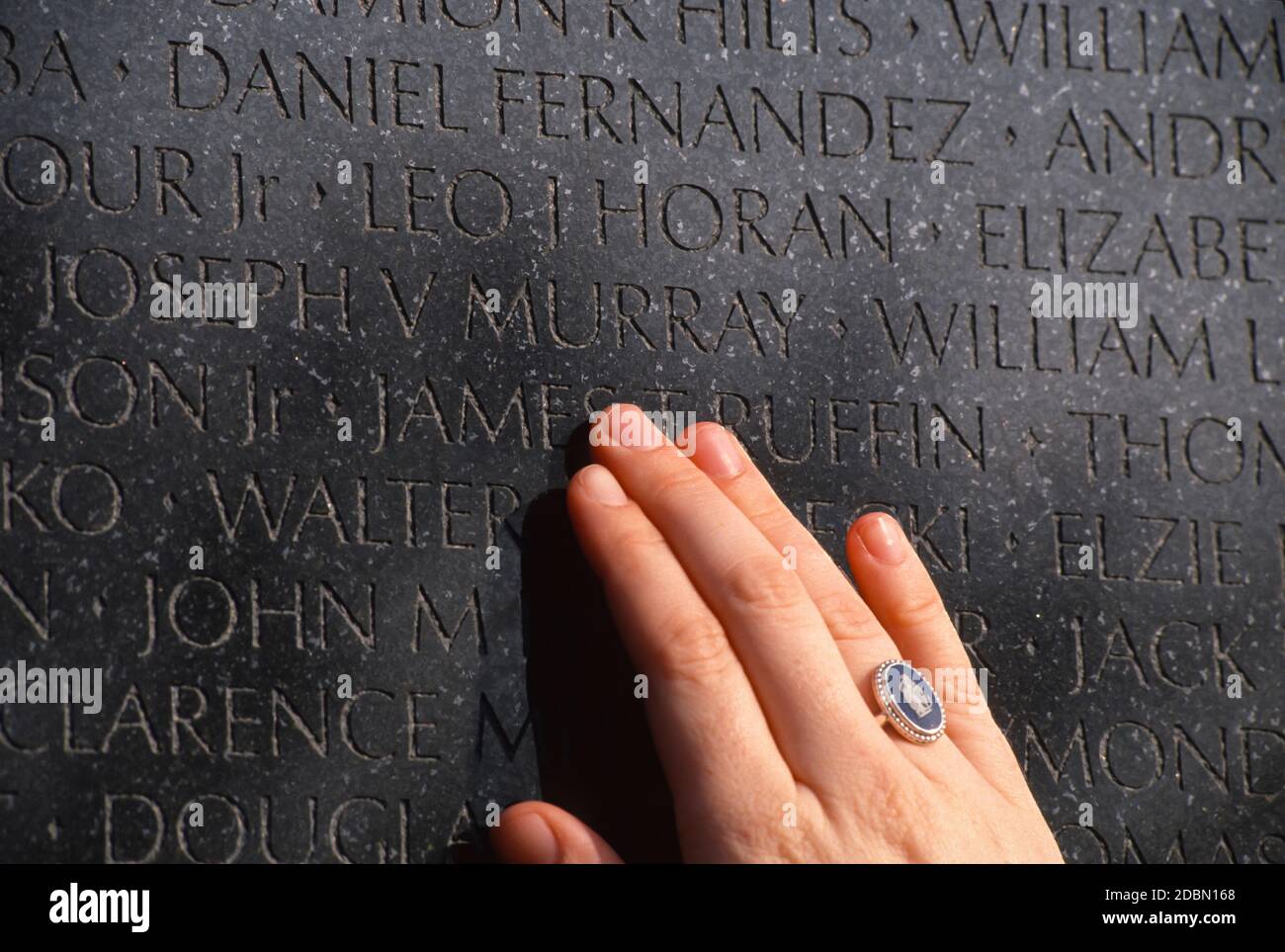 WASHINGTON, DC, USA - Hand berührt Namen am Vietnam war Memorial. Stockfoto