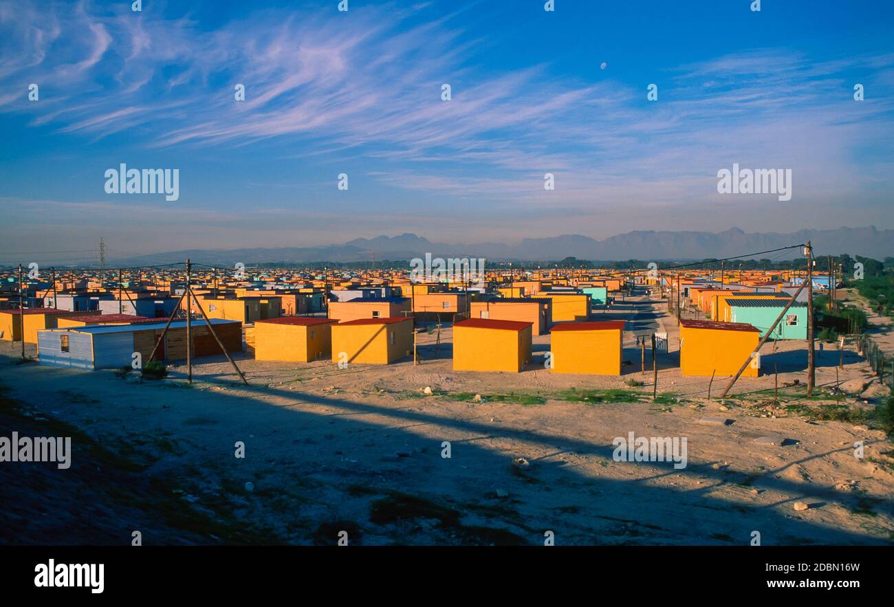 KAPSTADT, SÜDAFRIKA - Delft South, ein gemischtes Rassenstädtchen. Stockfoto