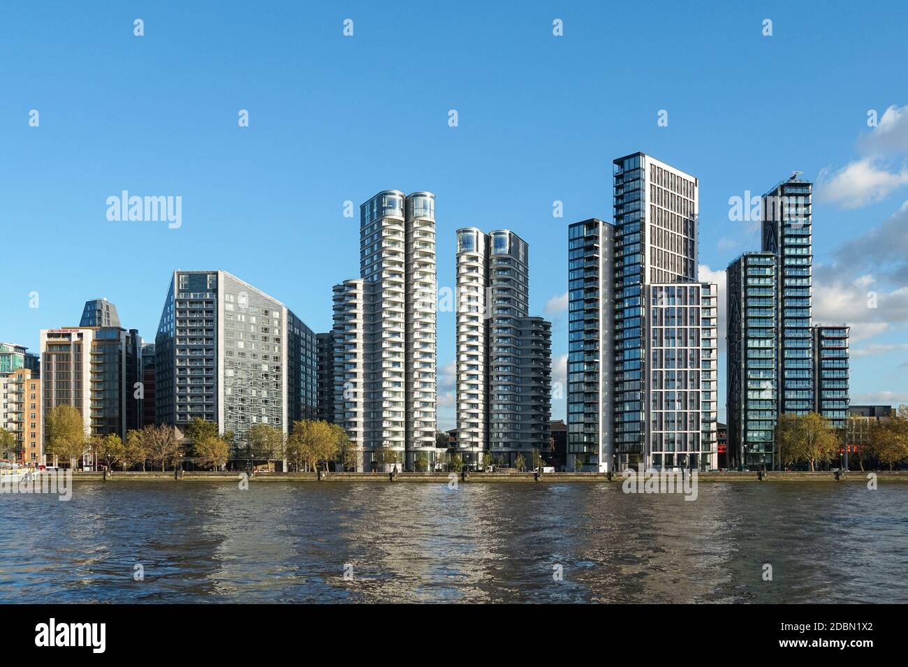 Neue moderne Wohngebäude mit Luxuswohnungen am Albert Embankment in Vauxhall, London, England, Vereinigtes Königreich, Großbritannien Stockfoto