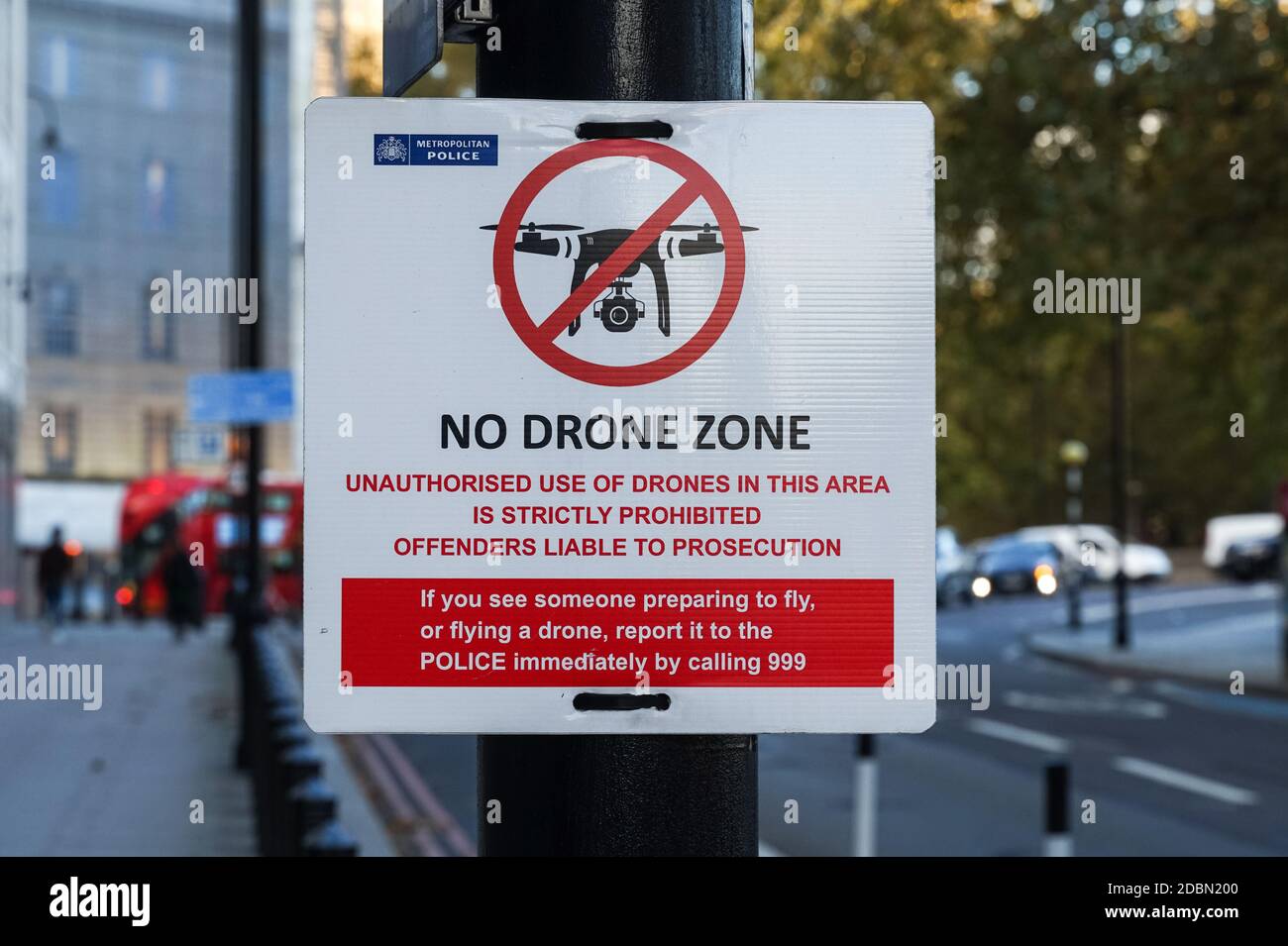 Kein Drohnenzonenschild, das Flugdrohnen über Westminster in London, England verbietet Vereinigtes Königreich Großbritannien Stockfoto