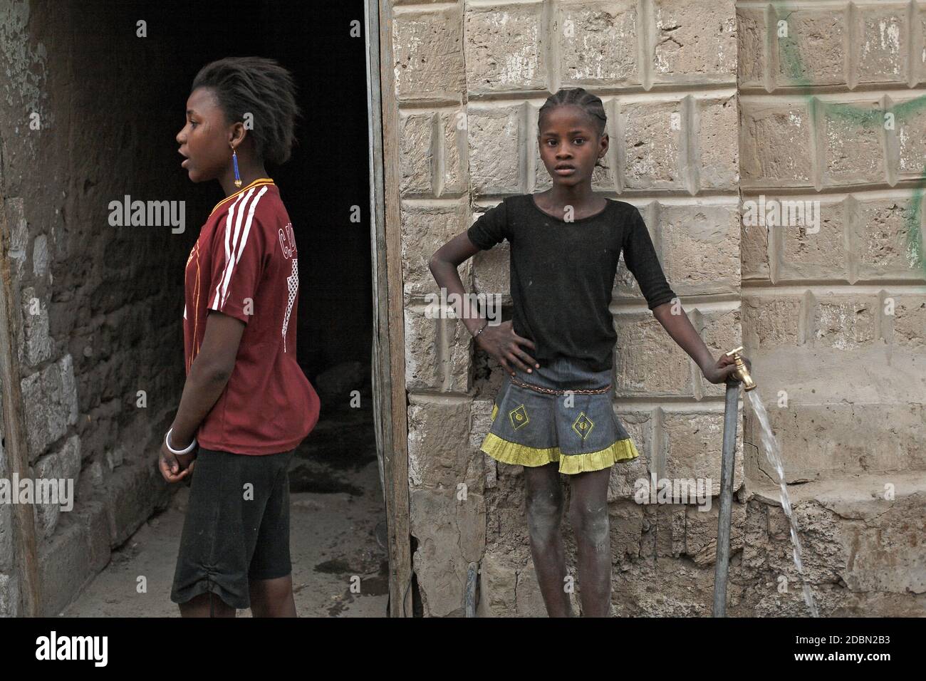 Kinder und Straßenleben in Timbuktu , Mali, Africa.running Wasserhahn Stockfoto