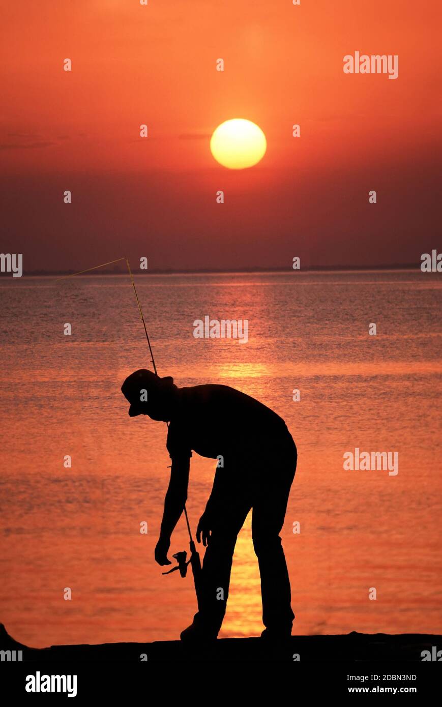 Silhouette des Fischers bei Sonnenuntergang Venedig Florida Stockfoto