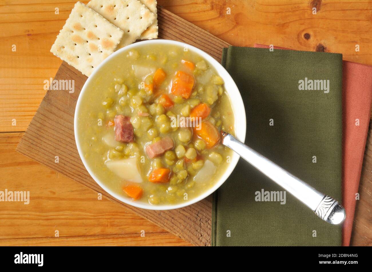 Erbsensuppe mit Schinken und Karotten teilen Stockfoto
