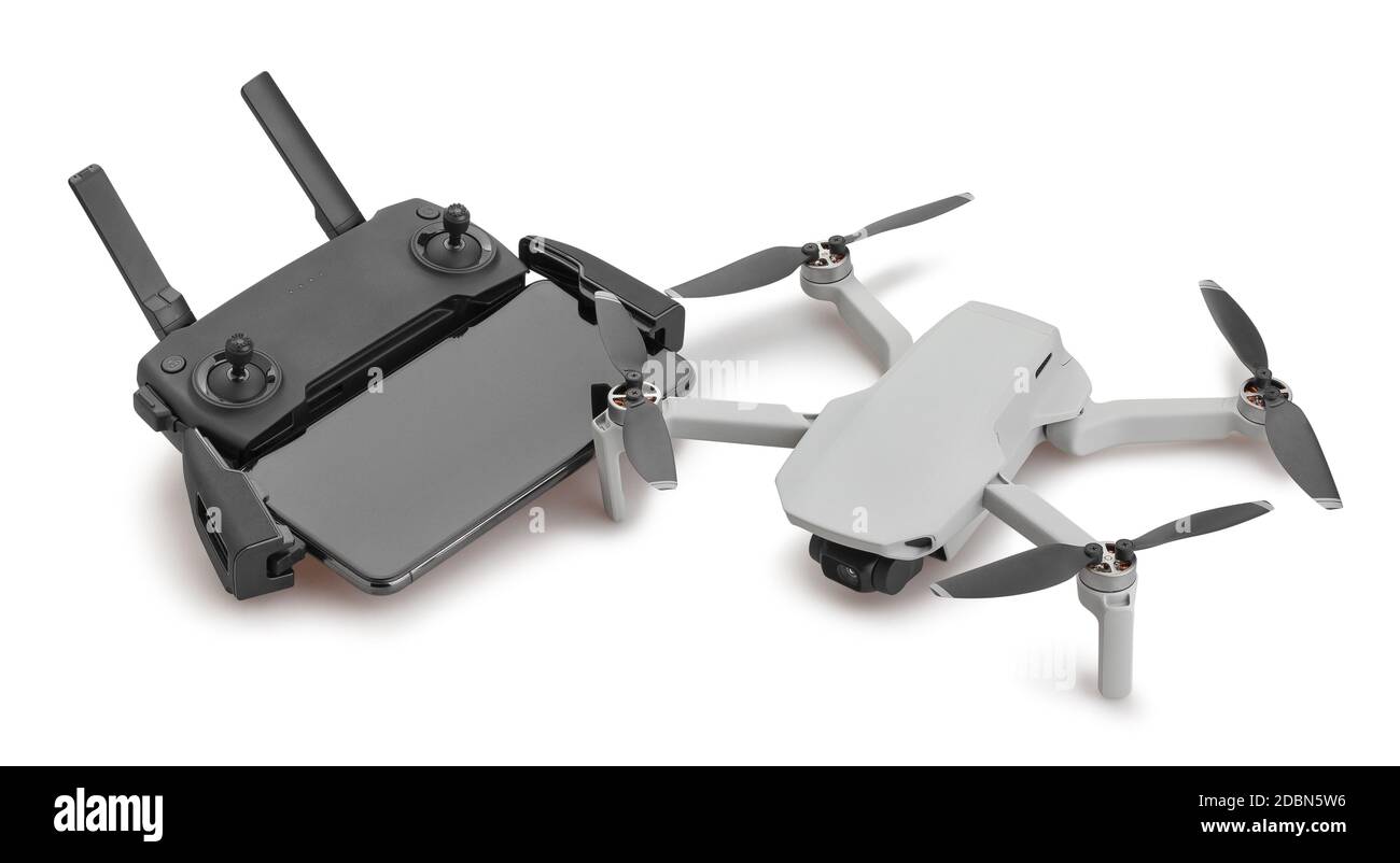 Drohne und Controller mit Smartphone-Pfad isoliert auf weiß Stockfoto