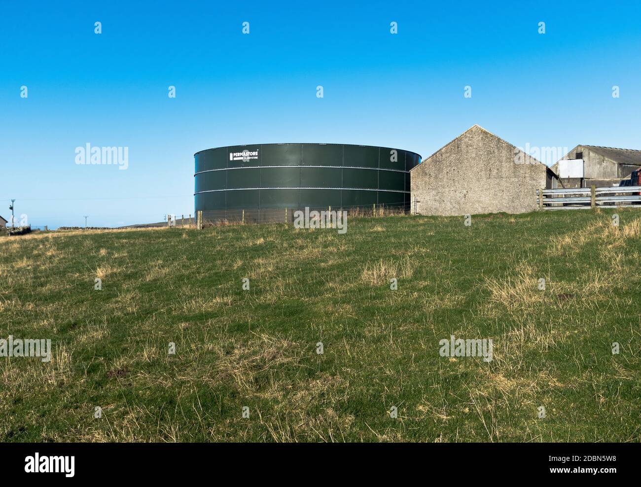 dh Güllebehälter LANDWIRTSCHAFT Großbritannien Scottish Orkney Farm Tanks Gebäude Permastore Gülle Lagergebäude schottland Stockfoto