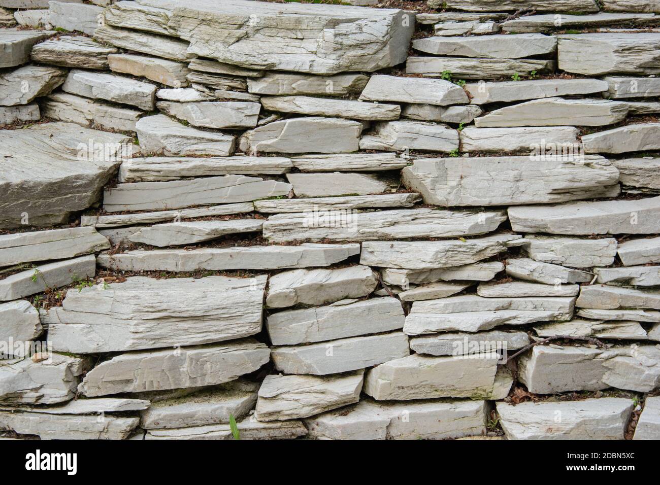 Sandstein Steinwand aus vielen Blöcken Hintergrund. Muster der dekorativen weißen Schiefer Stein Wand Oberfläche. Alte Felswand Textur. Moderner Granit Stil Stockfoto