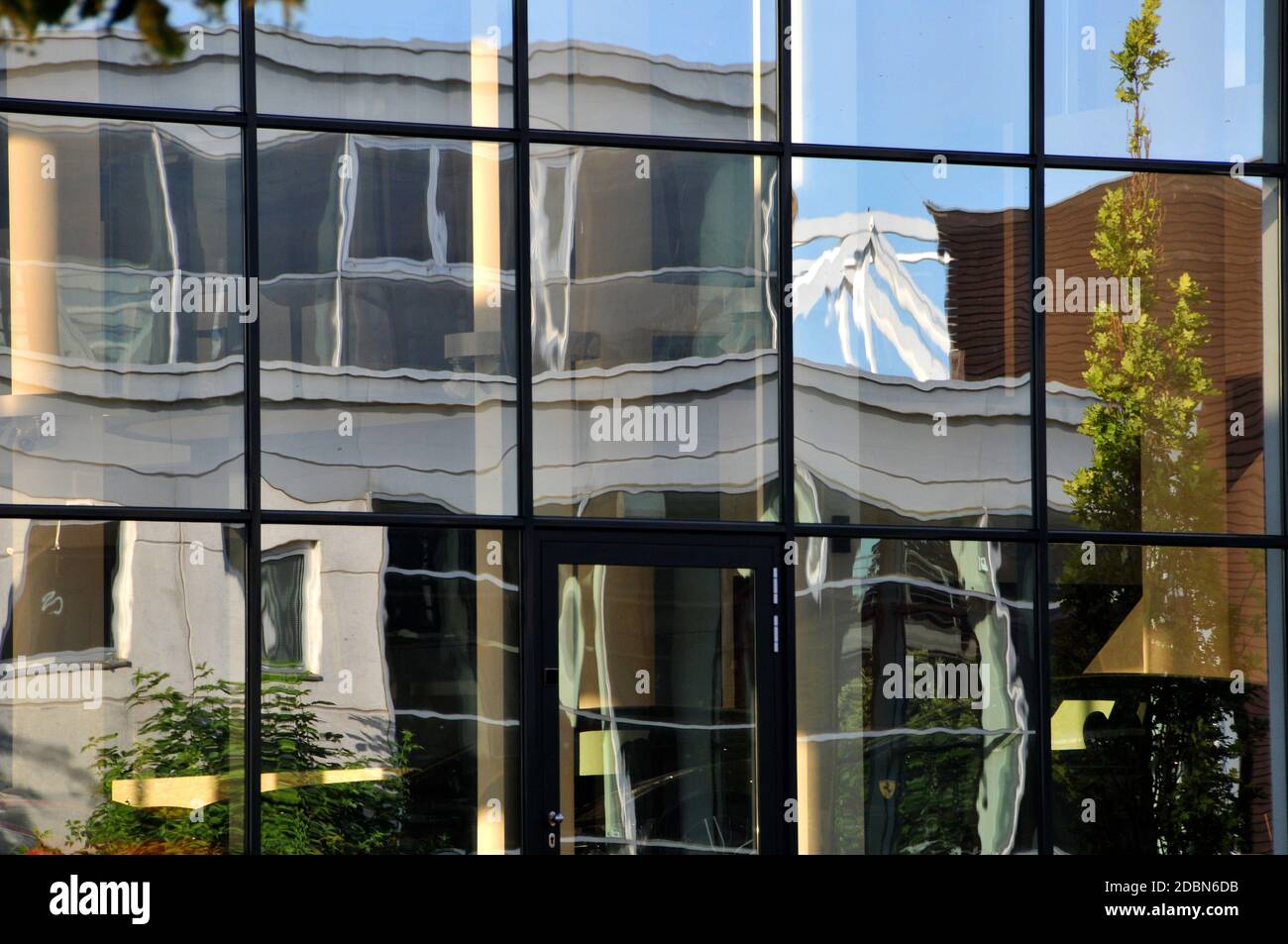Glasspiegelung in einem Gebäude in Hannover Stockfoto