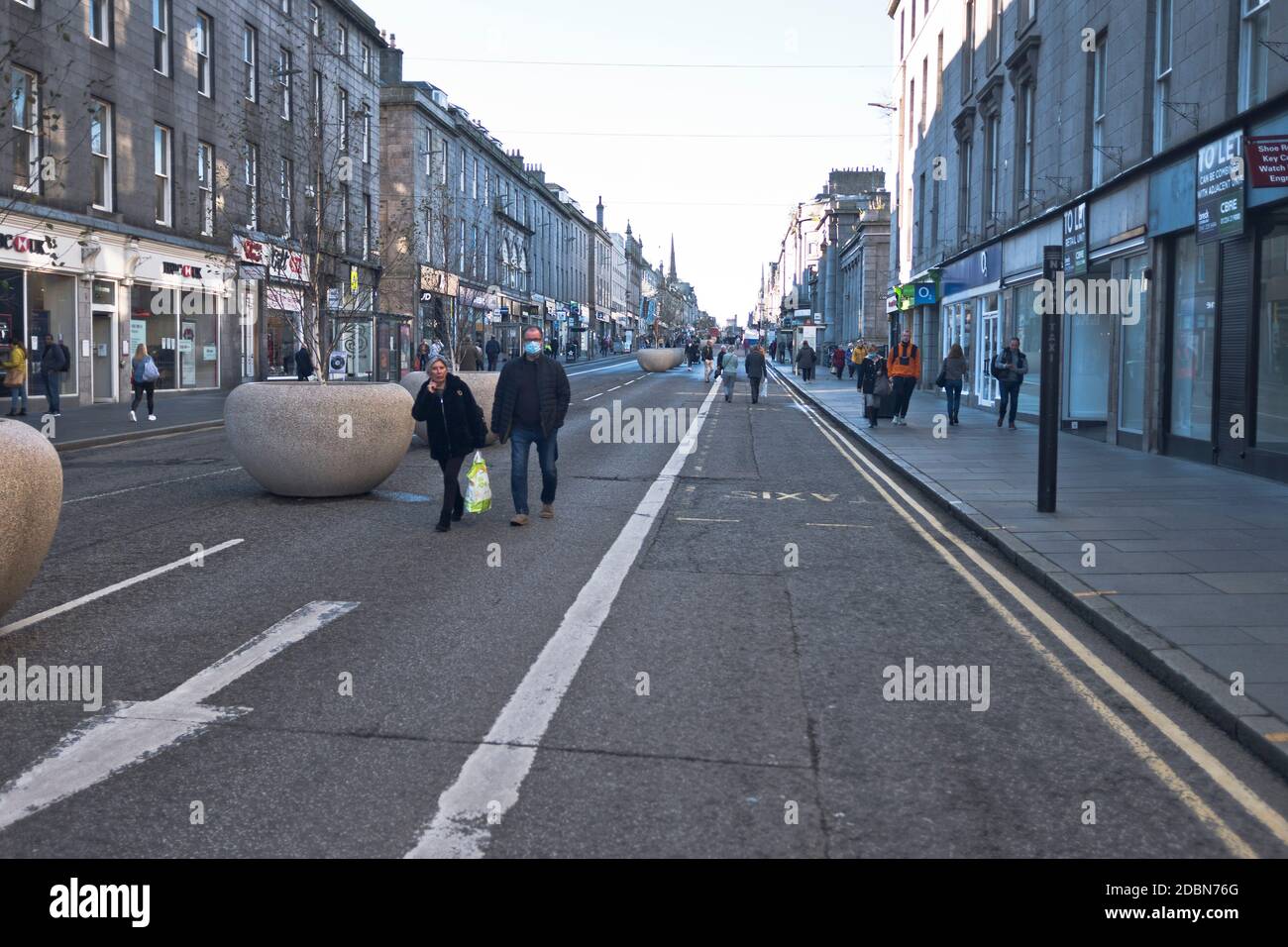 dh COVID 19 UK Aberdeen Union Street pedestrain Road Meter Distanzmaske Menschen mit Gesichtsmasken schottland Stockfoto