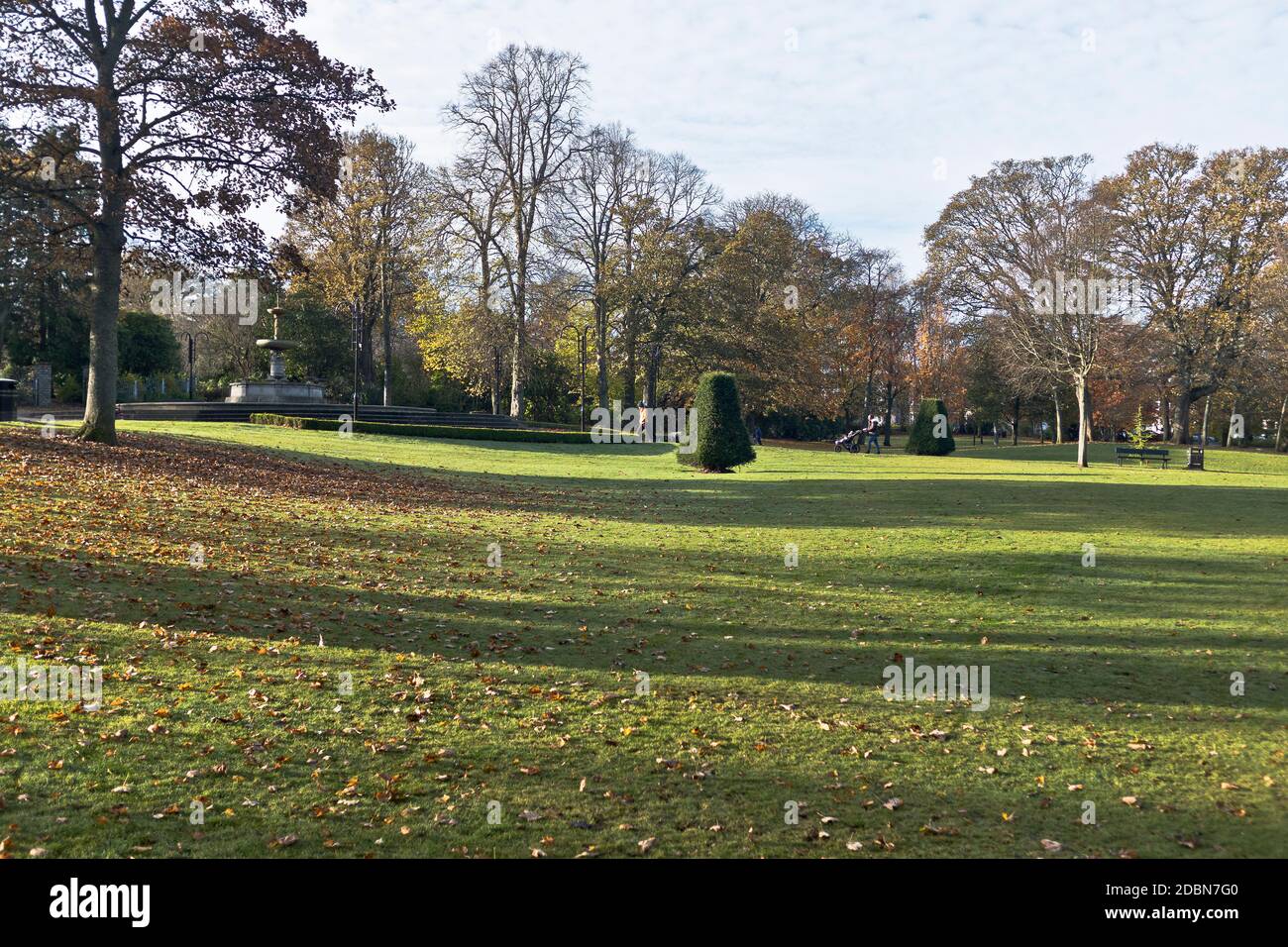 dh VICTORIA PARK ABERDEEN Menschen wandern in Parklandschaft Herbst schottland Öffentliche Parks in der Stadt Stockfoto
