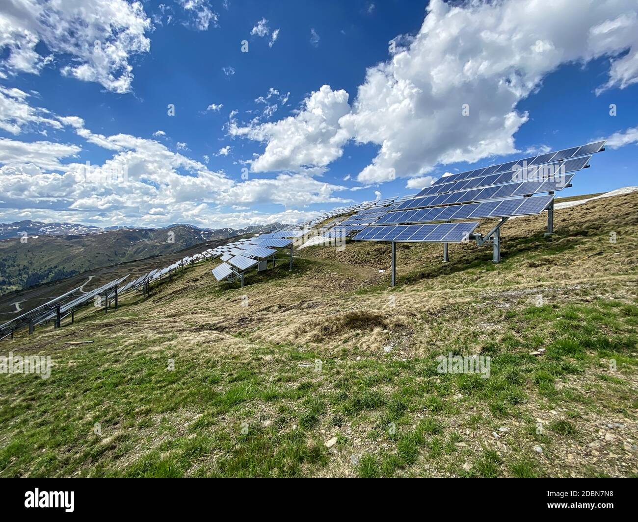 Solarpanel Europäische Alpen, Höhenlandschaft mit alternativer Energie Stockfoto