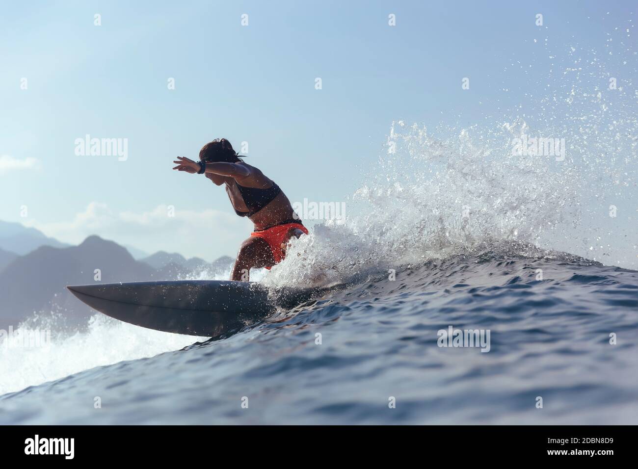Frau beim Surfen im Meer, Banda Aceh, Sumatra, Indonesien Stockfoto
