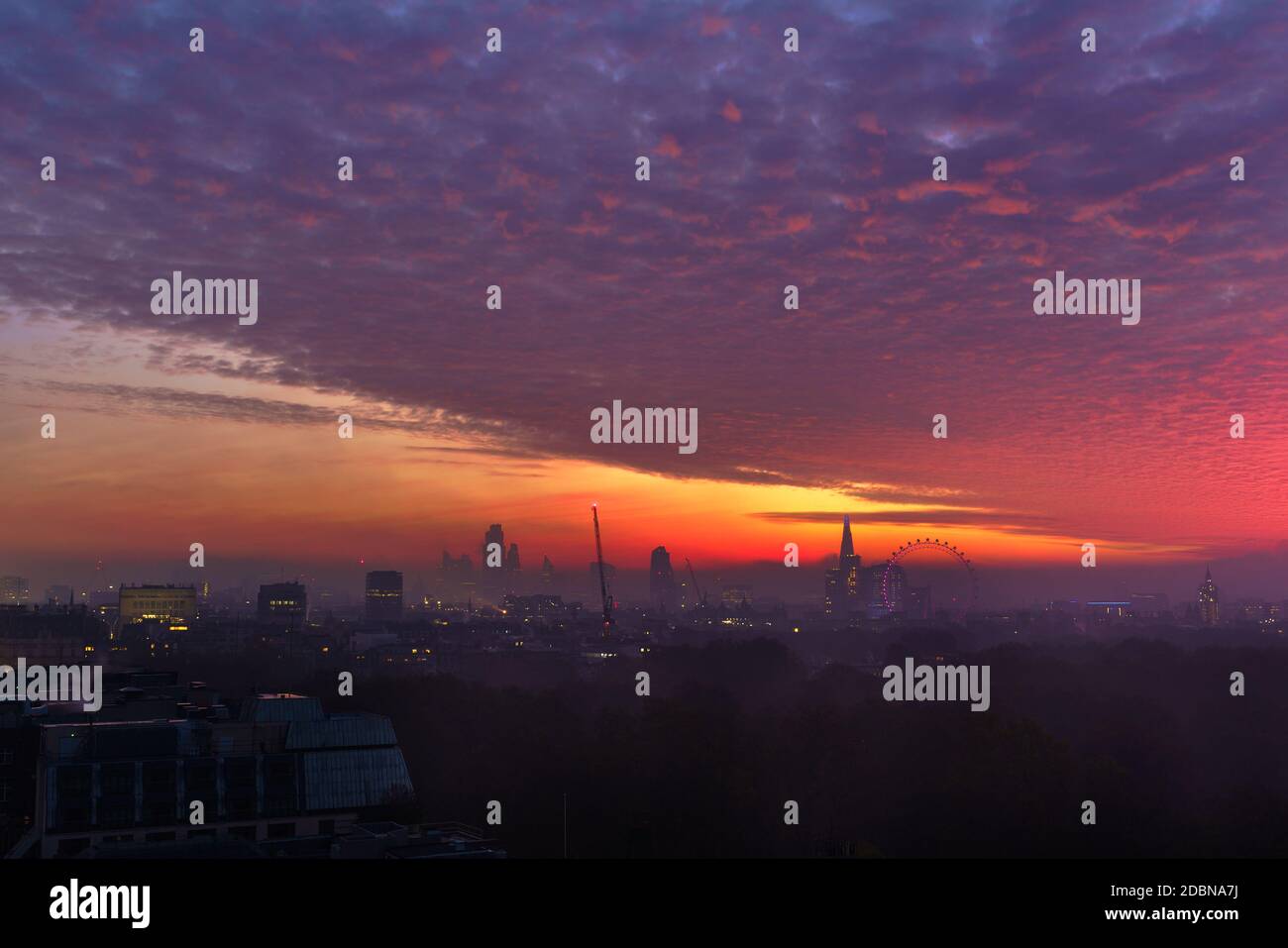 Atemberaubender Sonnenaufgang am frühen Morgen in London Wolkenkratzer hoher Aussichtspunkt Blick von der Park Lane Stockfoto