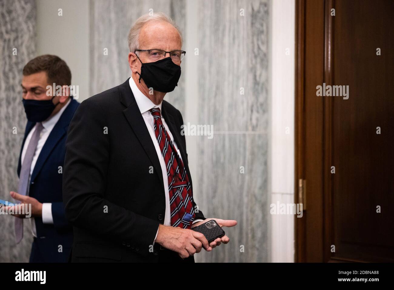 USA. November 2020. Senator Jerry Moran, R-KS, verlässt ein Senatsausschuss für Handel, Wissenschaft und Transport über die Reaktion der amerikanischen Fertigungsindustrie auf Covid19, auf Capitol Hill, in Washington, DC, Dienstag, 17. November 2020, (Foto von Pool/Sipa USA) Kredit: SIPA USA/Alamy Live News Stockfoto