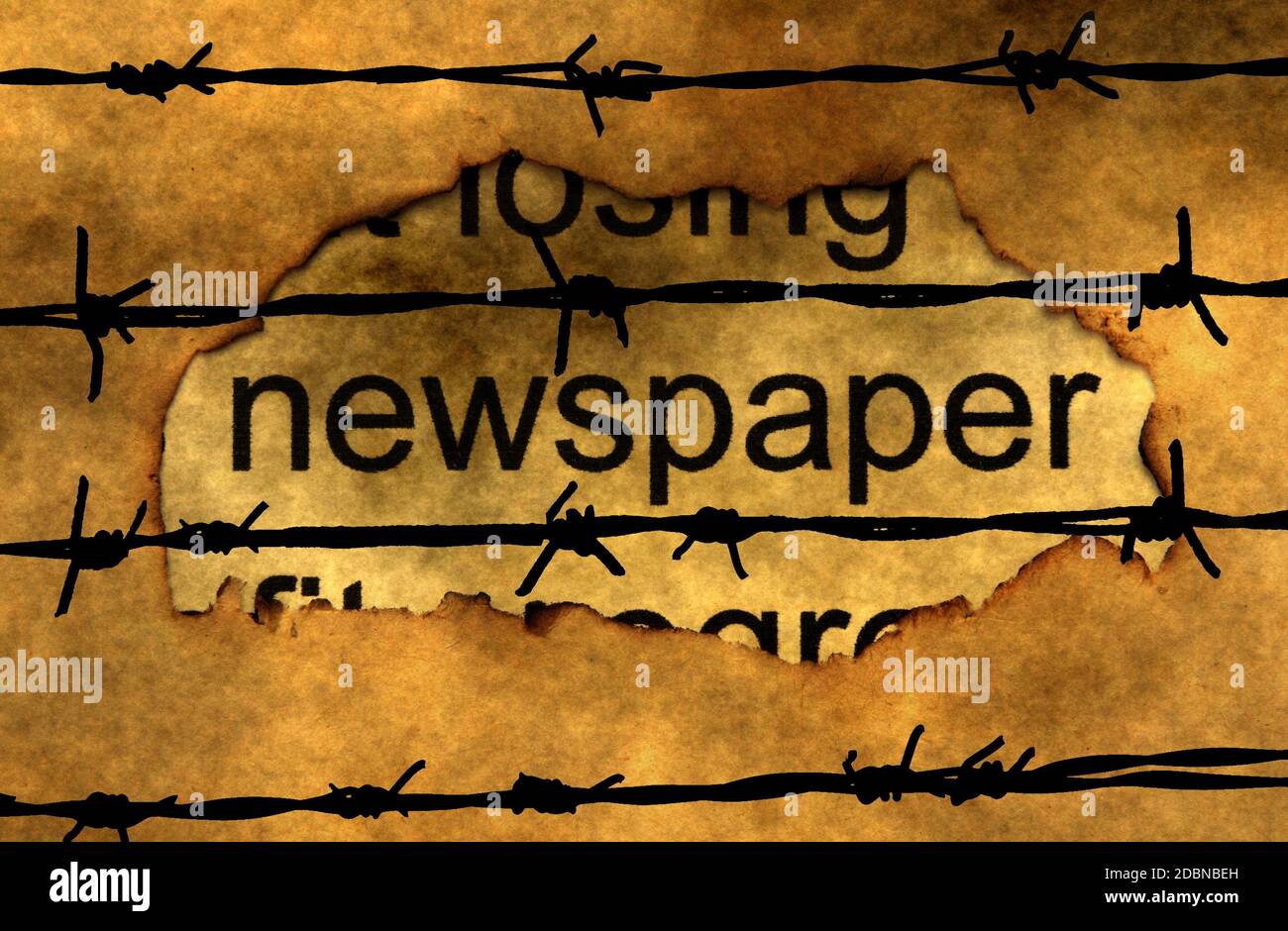 Zeitung-Text auf Papier Loch gegen barbwire Stockfoto