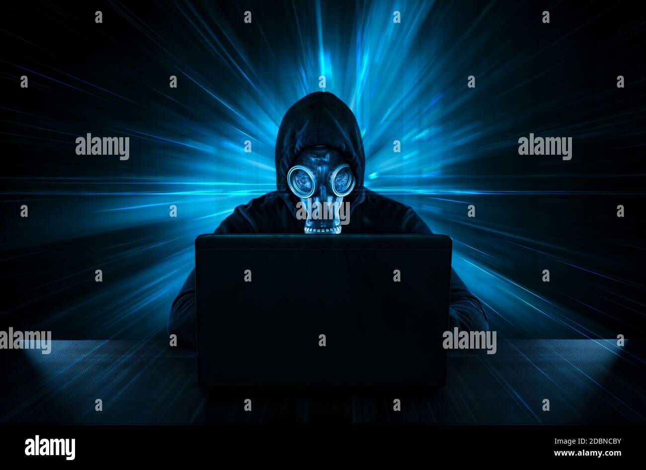 Männlicher Dieb in Gasmaske, der Daten vom Computer klaut Stockfoto