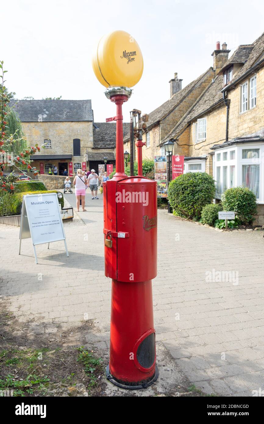 Vintage-Benzinpumpe vor Cotswold Motoring Museum and Toy Collection, Bourton-on-the-Water, Gloucestershire, England, Großbritannien Stockfoto