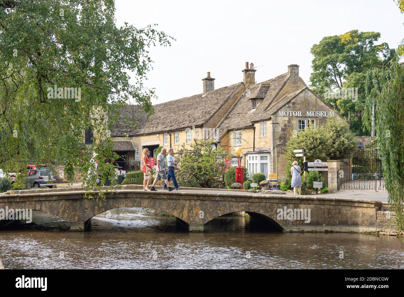 Stone Bridge und Cotswold Motoring Museum über dem Fluss Windrush, Bourton-on-the-Water, Gloucestershire, England, Vereinigtes Königreich Stockfoto