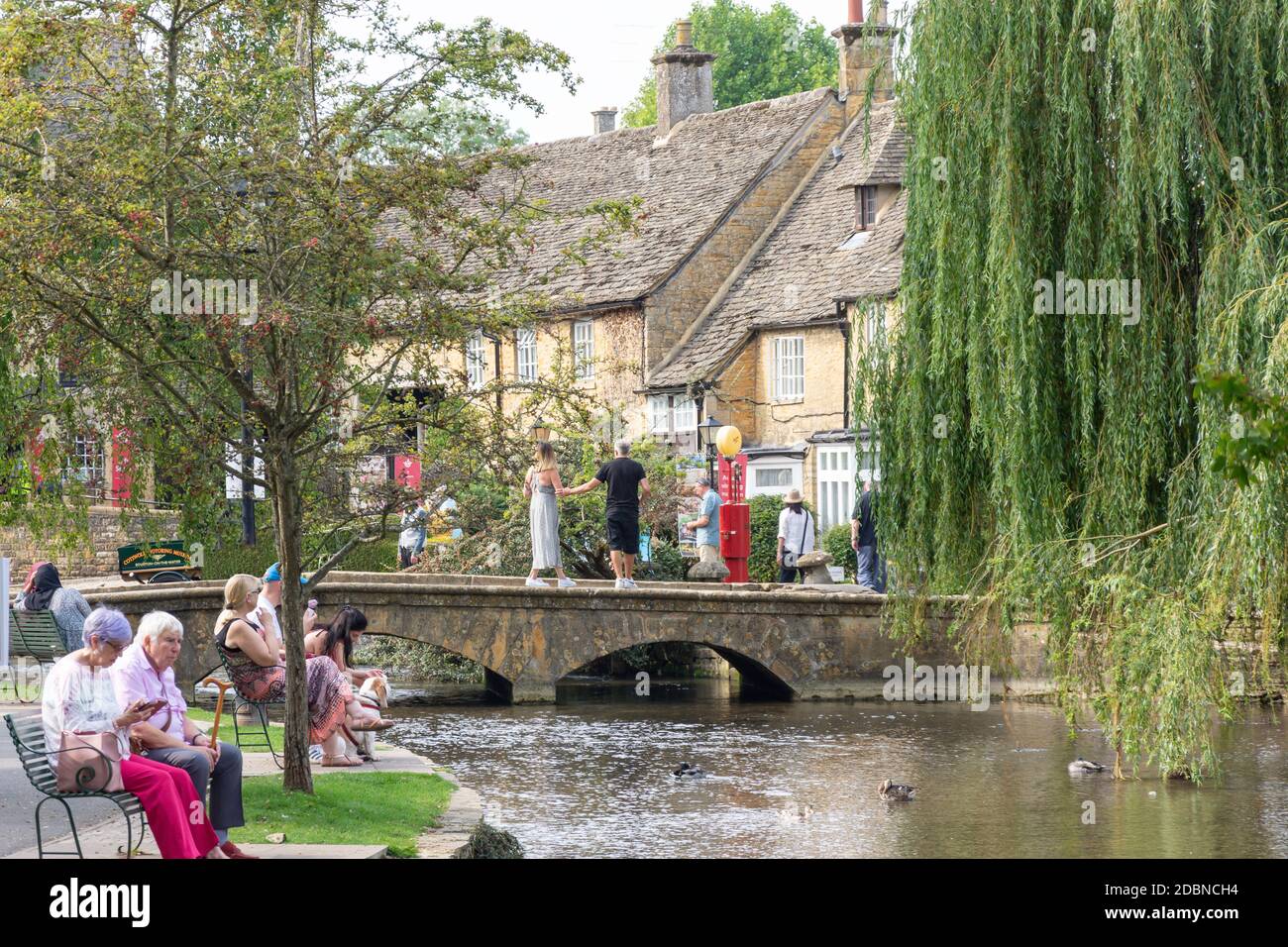 Stone Bridge und Cotswold Motoring Museum über dem Fluss Windrush, Bourton-on-the-Water, Gloucestershire, England, Vereinigtes Königreich Stockfoto
