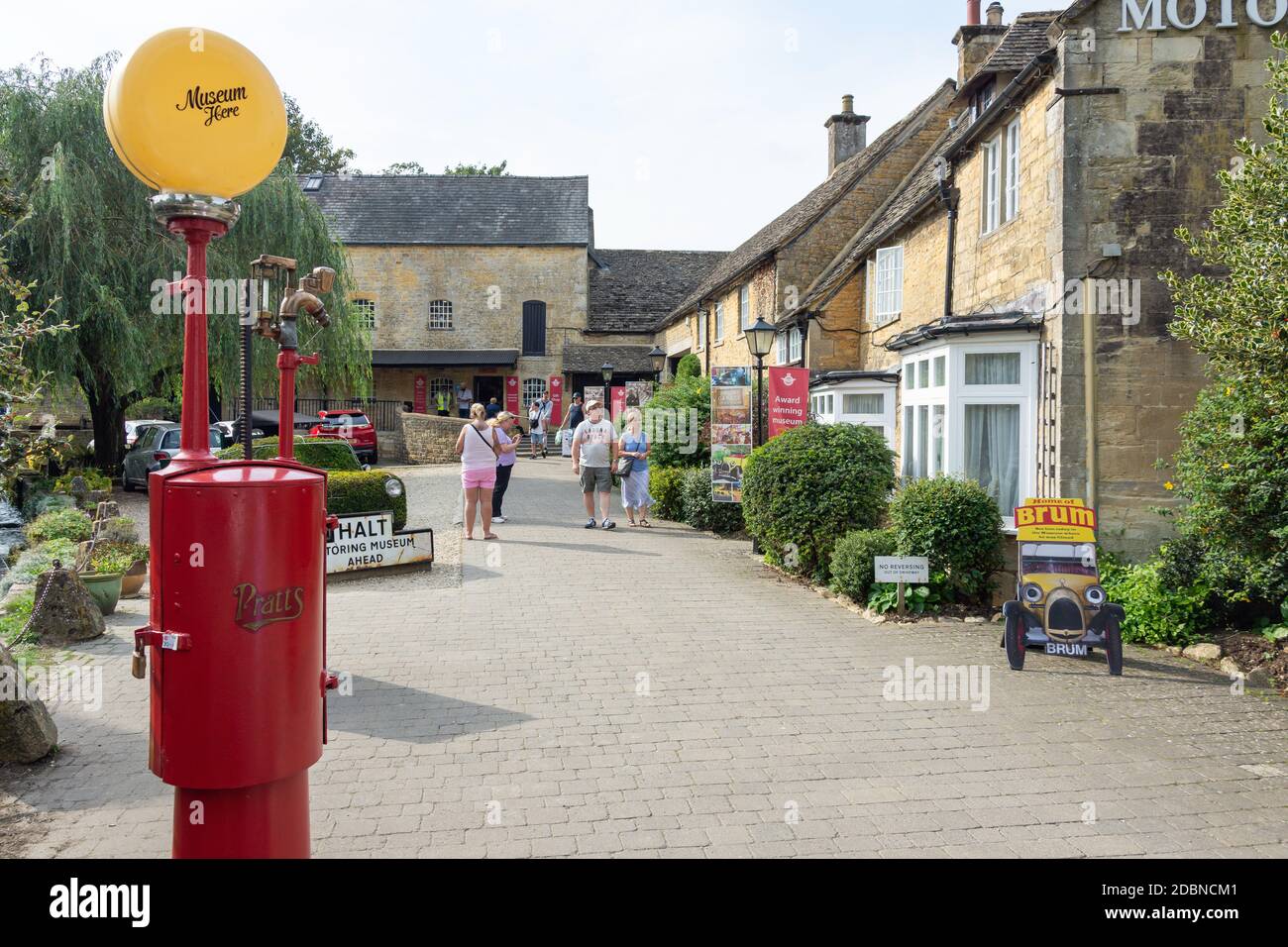 Vintage-Benzinpumpe vor Cotswold Motoring Museum and Toy Collection, Bourton-on-the-Water, Gloucestershire, England, Großbritannien Stockfoto