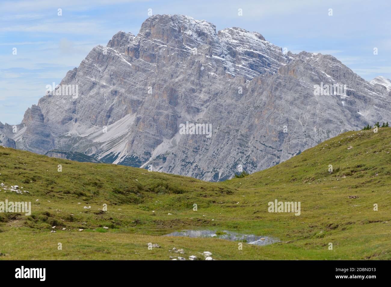 Die Berge rund um die drei Zinnen in den Dolomiten. Stockfoto