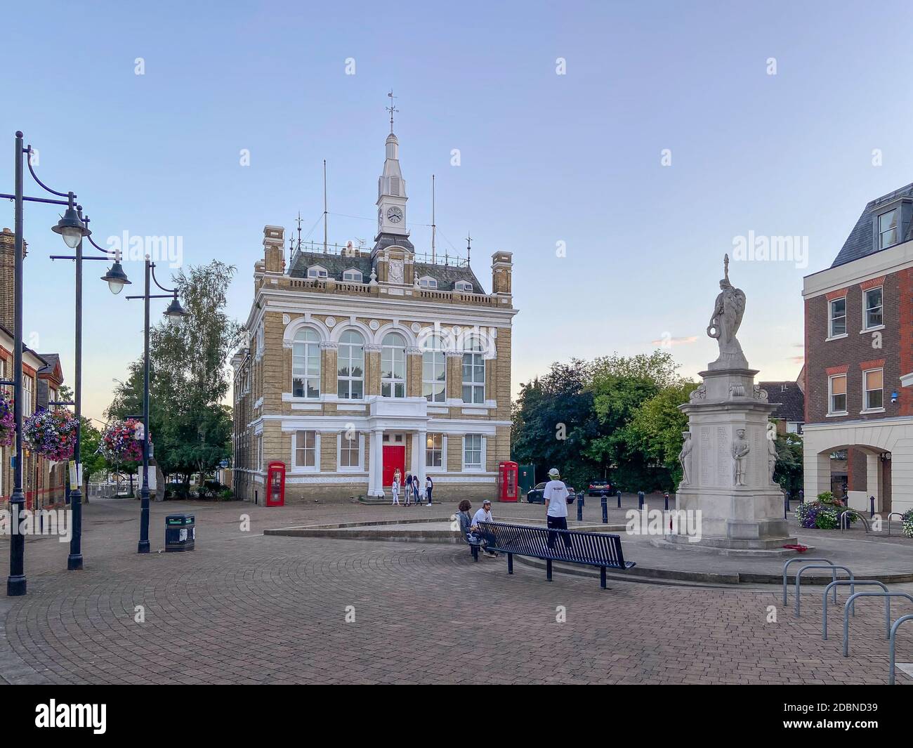 Altes Rathaus und Kriegerdenkmal, Marktplatz, Staines-upon-Thames, Surrey, England, Vereinigtes Königreich Stockfoto
