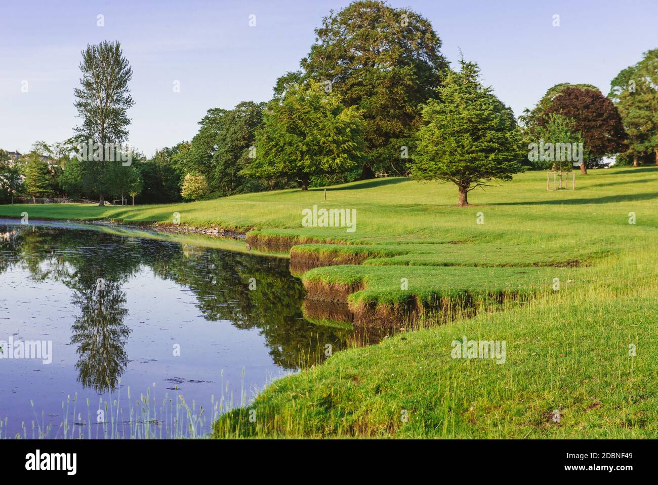 Eine Kurve im Fluss Bela im Dallam Park, Milnthorpe, Cumbria, Großbritannien Stockfoto