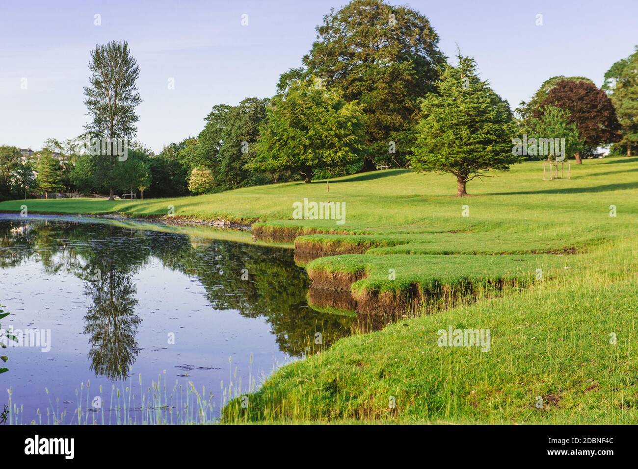 Eine Kurve im Fluss Bela im Dallam Park, Milnthorpe, Cumbria, Großbritannien Stockfoto