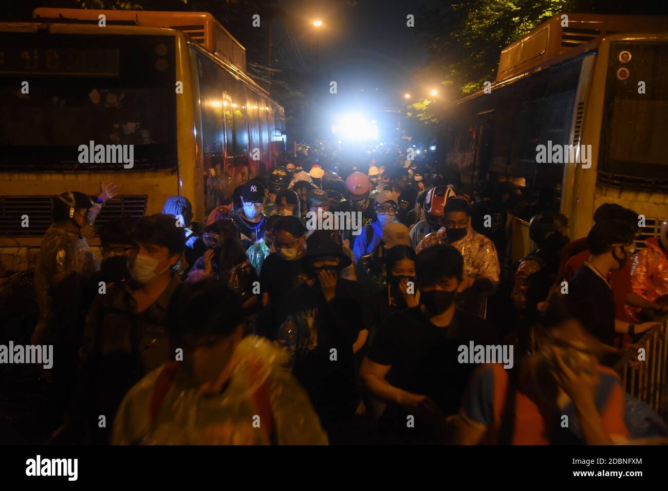 Während der Demonstration marschieren Demonstranten zum Parlament.in der Nähe des thailändischen parlaments in der Hauptstadt Bangkok sind erneut Zusammenstöße ausgebrochen, während die Gesetzgeber über mögliche Verfassungsänderungen diskutieren. Die Polizei benutzte Wasserwerfer und eine Tränengas-Lösung gegen Demonstranten, die Reformen der Monarchie und der vom Militär unterstützten Regierung forderten. Stockfoto