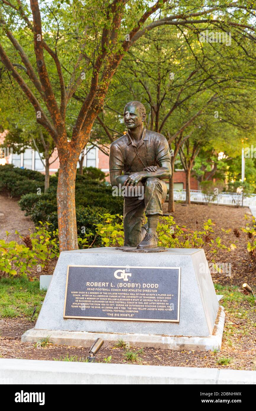 Atlanta, GA / USA - Oktober 31 2020: Robert L (Bobby) Dodd Statue Bobby Dodd ist Mitglied der College Football Hall of Fame. Stockfoto