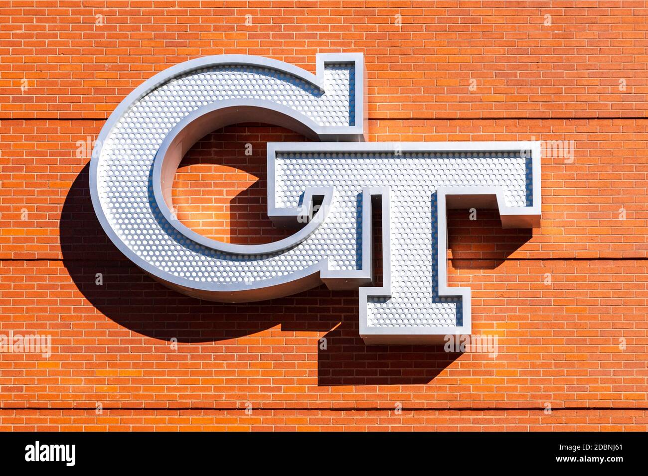 Atlanta, GA / USA - Oktober 29 2020: Georgia Tech Logo auf der Seite eines Backsteingebäudes auf dem Campus. Stockfoto