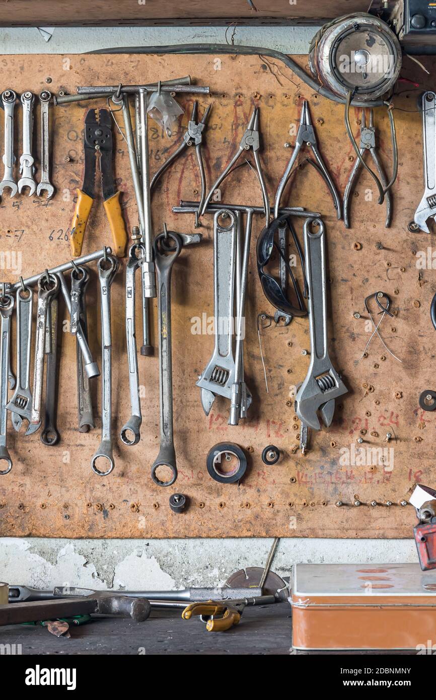 Alte Werkzeuge aufhängen an Wand in der Werkstatt, Werkzeug Regal gegen  eine Wand Stockfotografie - Alamy