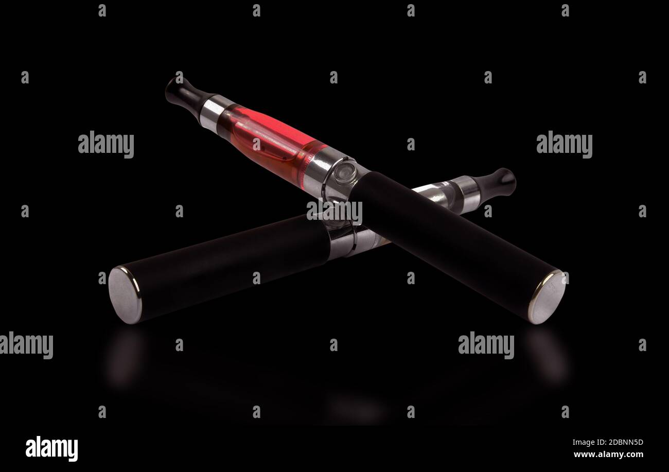 Große elektronische Zigaretten isoliert auf schwarz Stockfoto