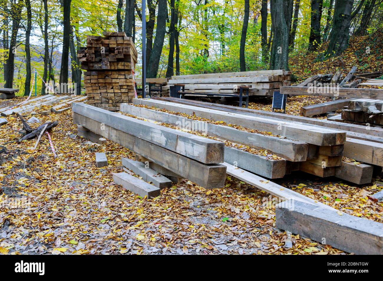 Material für den Bau eines Holzbaustapels Quadratische Holzbalken für den Bau Stockfoto