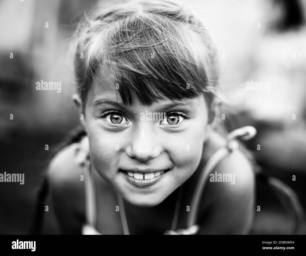 Nahaufnahme Porträt eines emotionalen kleinen Mädchens. Schwarzweiß-Foto. Stockfoto