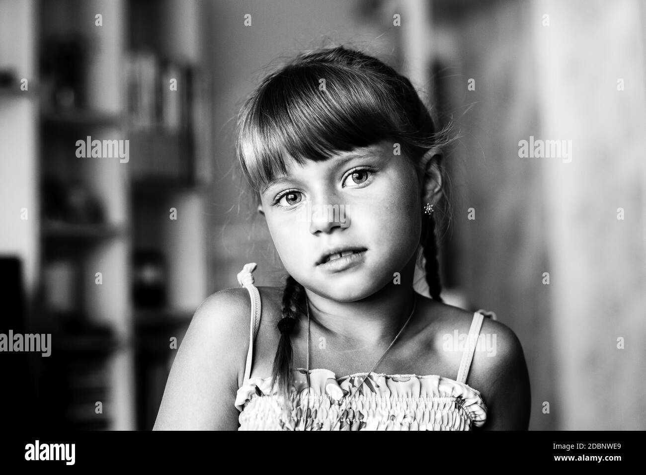 Porträt eines kleinen Mädchens in der Kinderstube. Schwarzweiß-Foto. Stockfoto