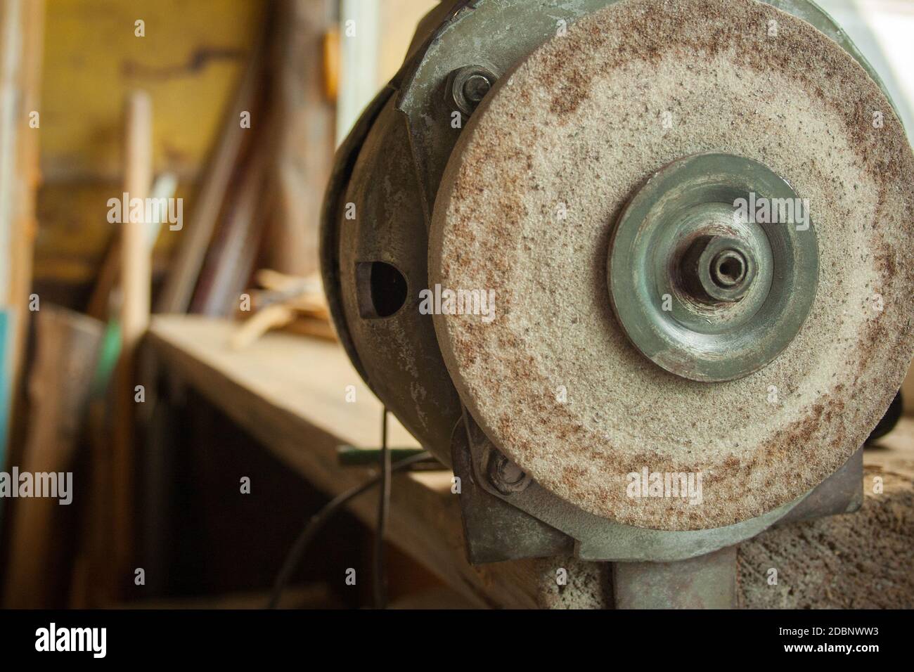 Alte rostige Schleifmaschine in der Werkstatt Stockfoto