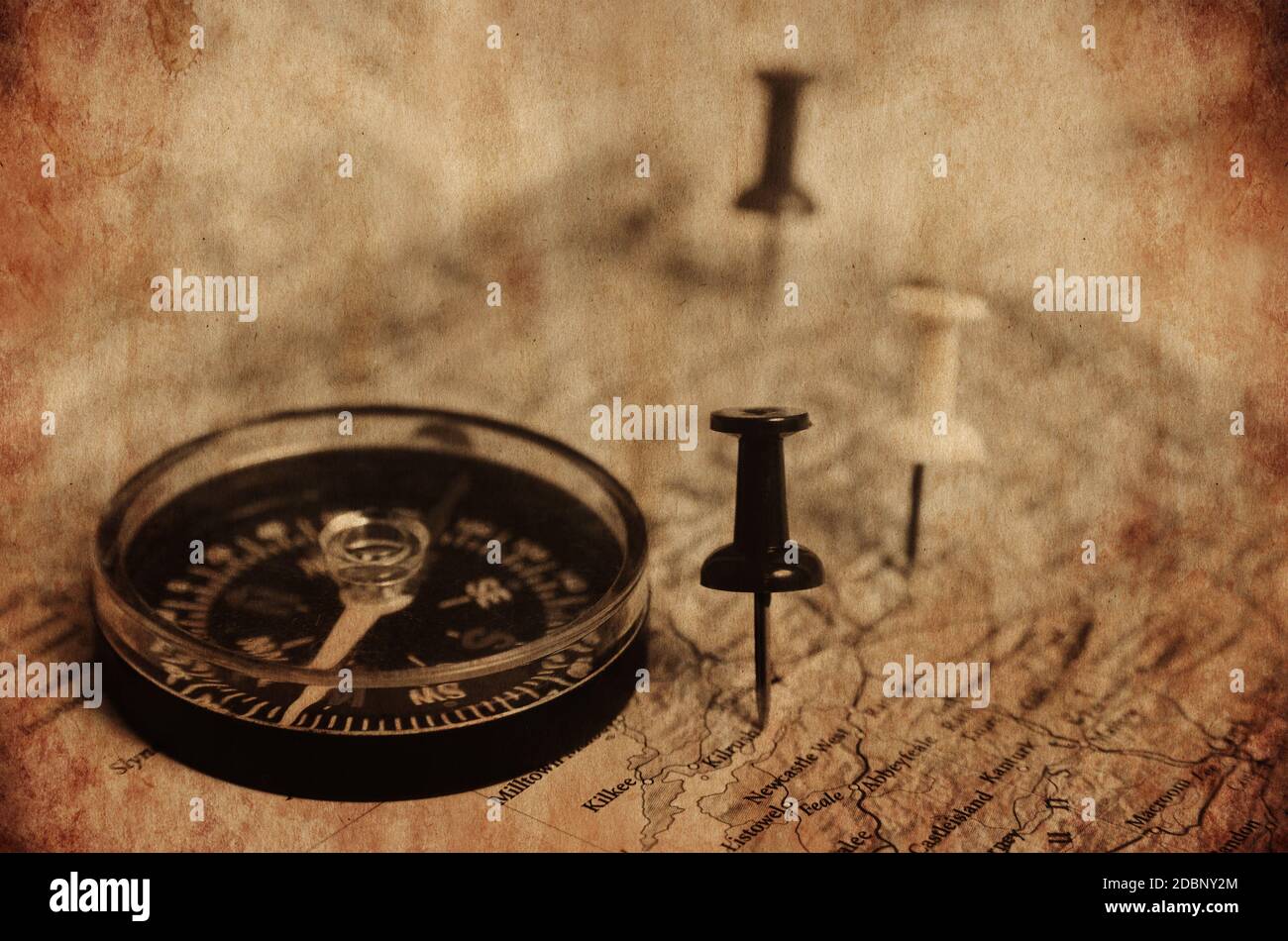 Pins und Kompass Ziel in der Karte.Vintage texturierte Bild Stockfoto
