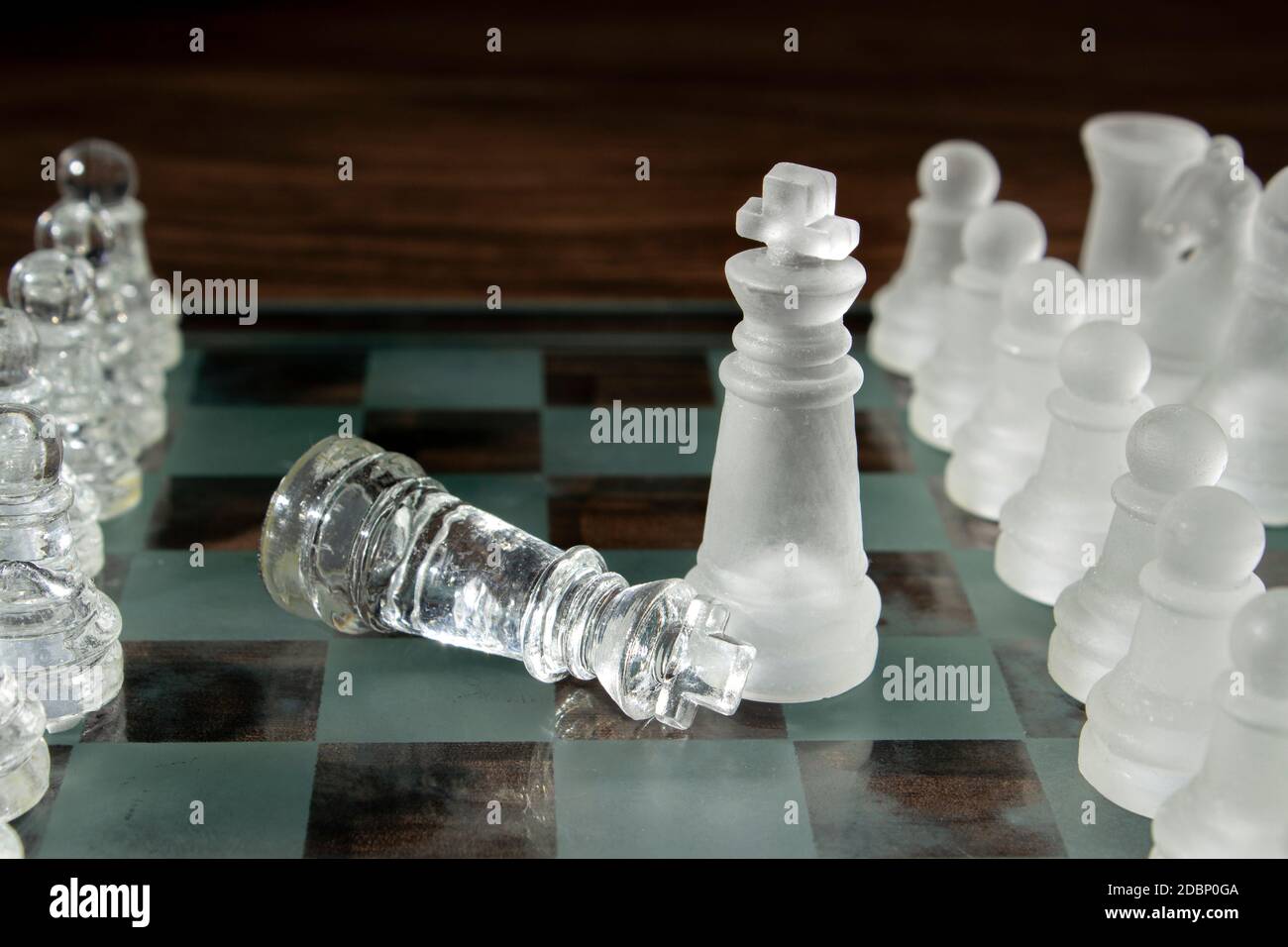 Schach-Check Mate Sieg bewegen mit anoter Stücke hinter. Selektiver Fokus. Stockfoto