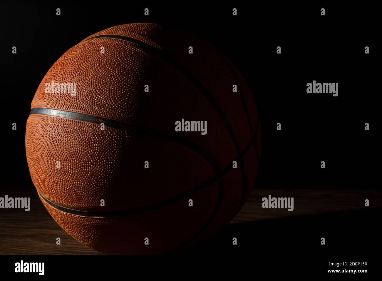 Basketball-Ball in einem dunklen Hintergrund. Stockfoto