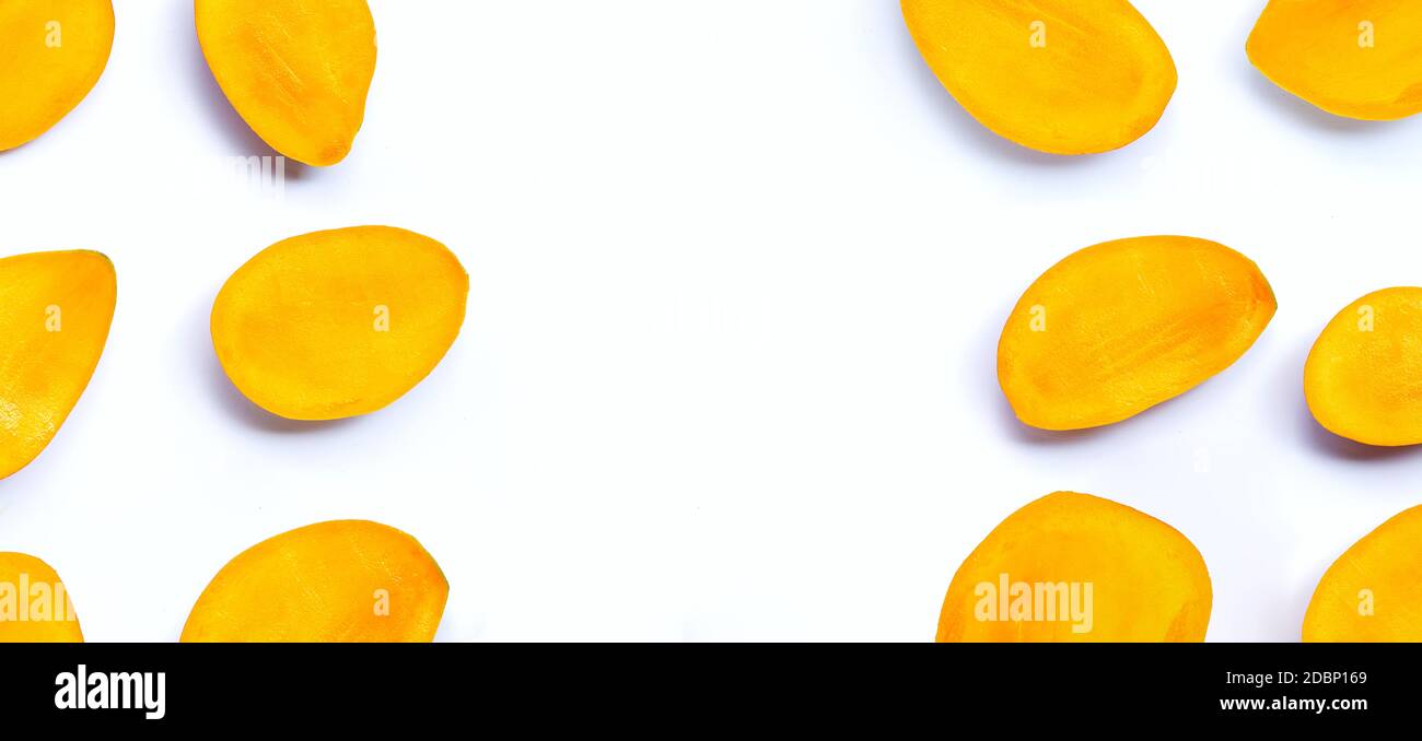 Tropische Früchte, Mango-Scheiben auf weißem Hintergrund. Kopierbereich Stockfoto