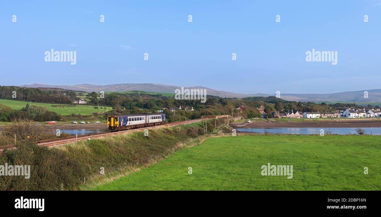Northern Rail Klasse 156 Sprinter Zug 156490 Ankunft in Ravenglass Auf der Cumbrian Küste Bahnlinie Stockfoto