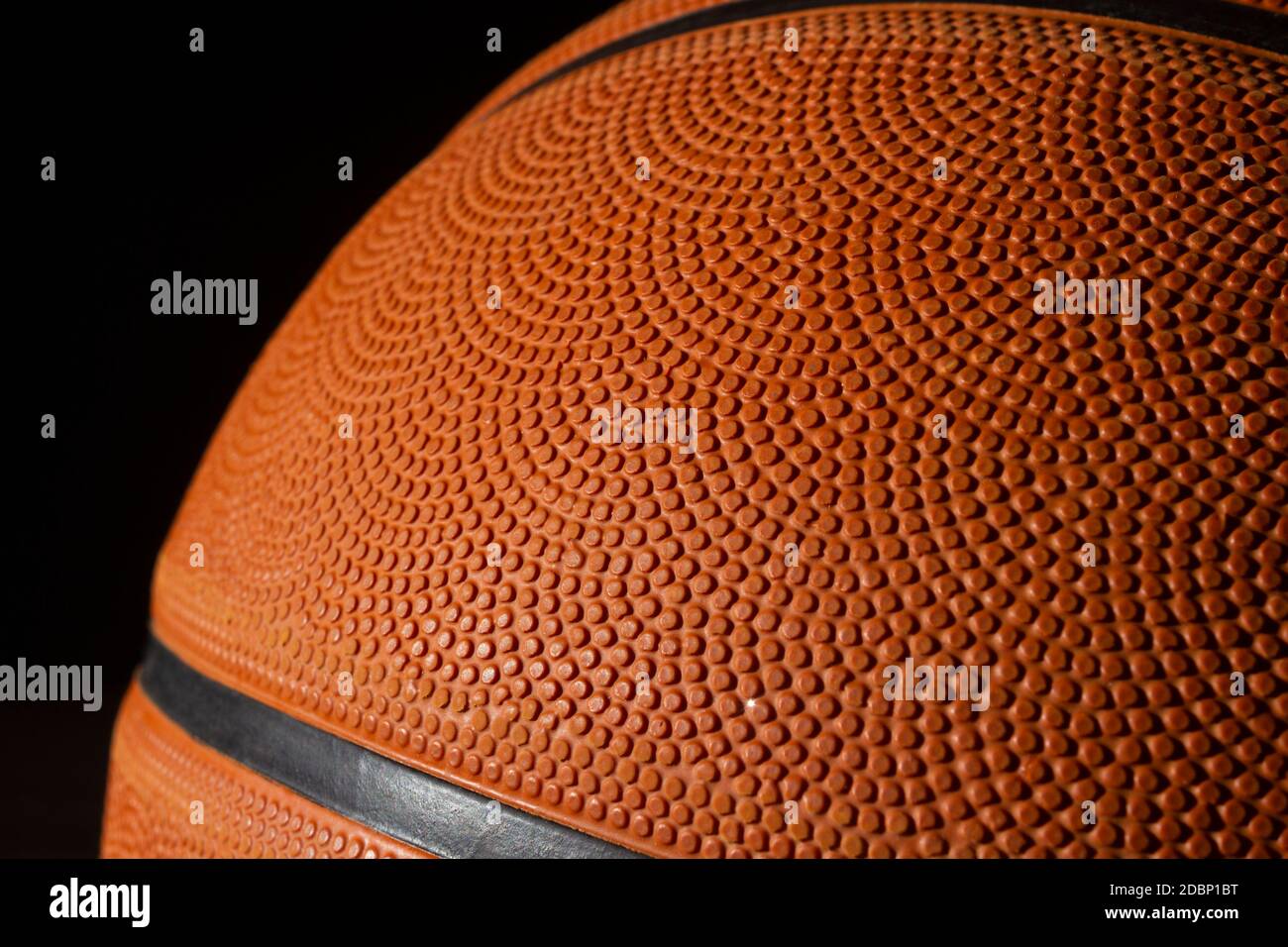 Basketball-Nahaufnahme mit dunklem Hintergrund. Stockfoto