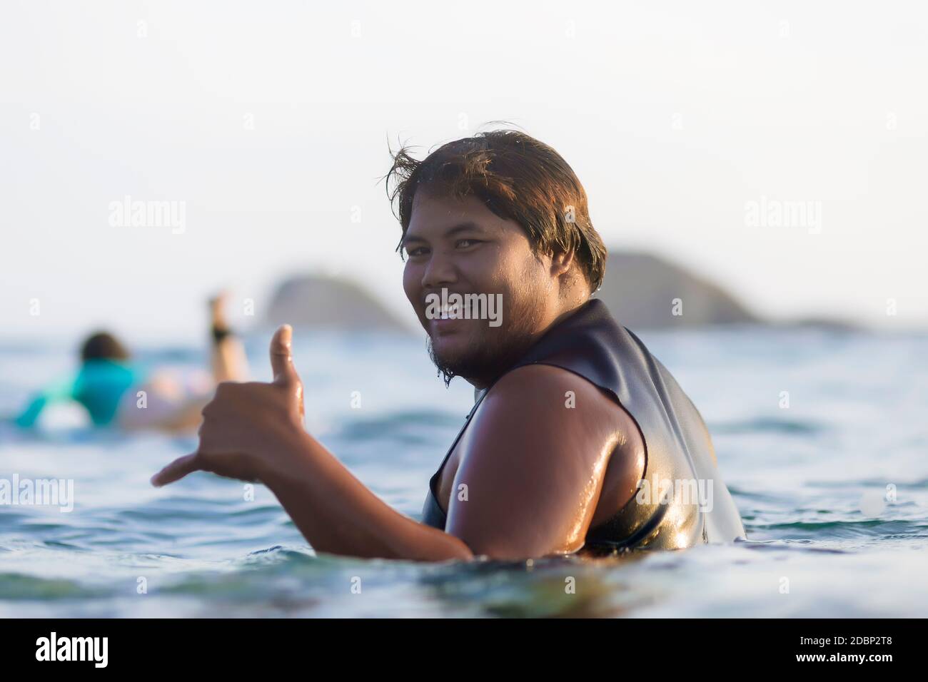 Asiatischer Mann, der im Meer schwimmend ist, Kuta, Lombok, Indonesien Stockfoto