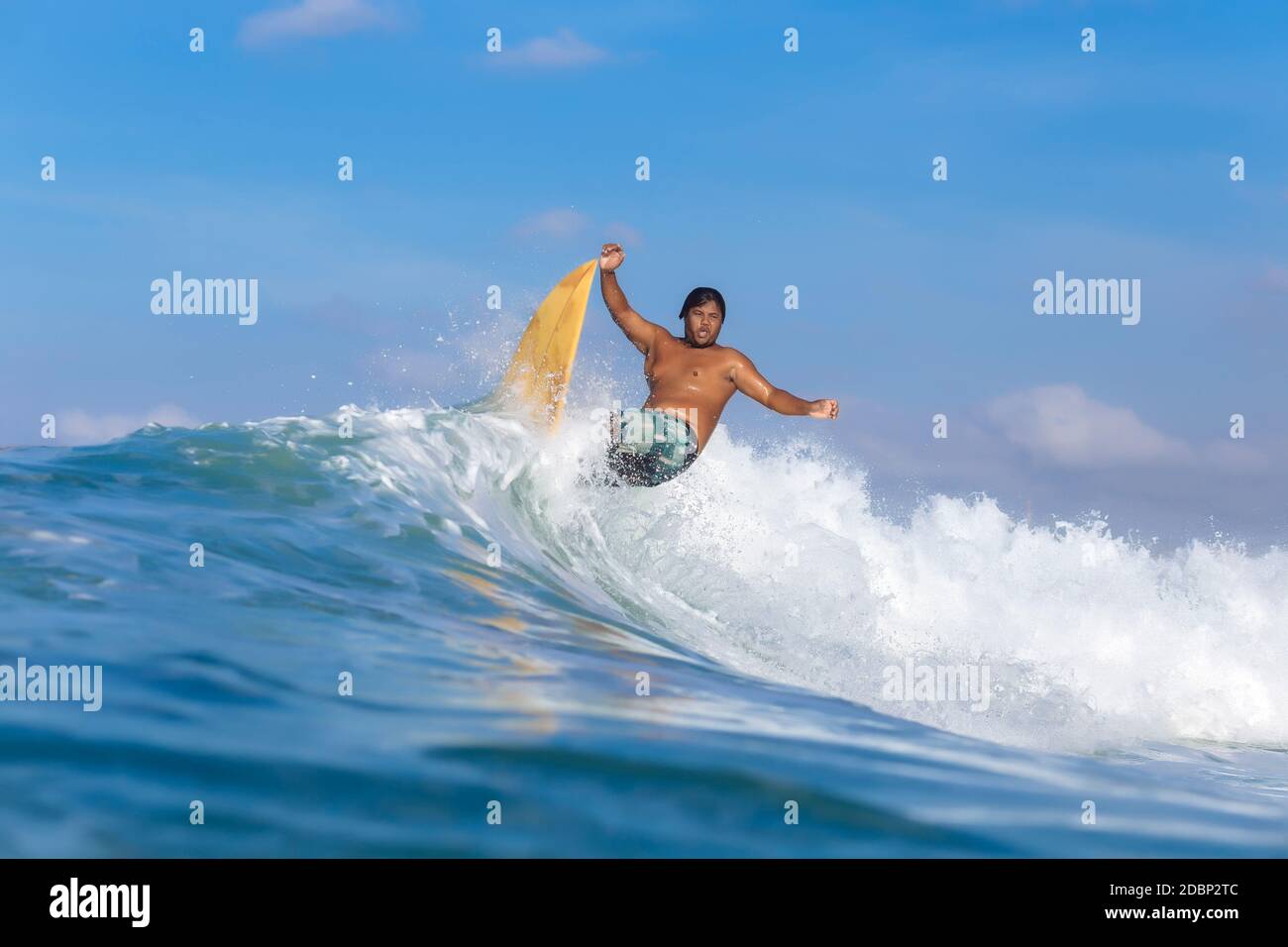Mann beim Surfen im Meer, Kuta, Lombok, Indonesien Stockfoto