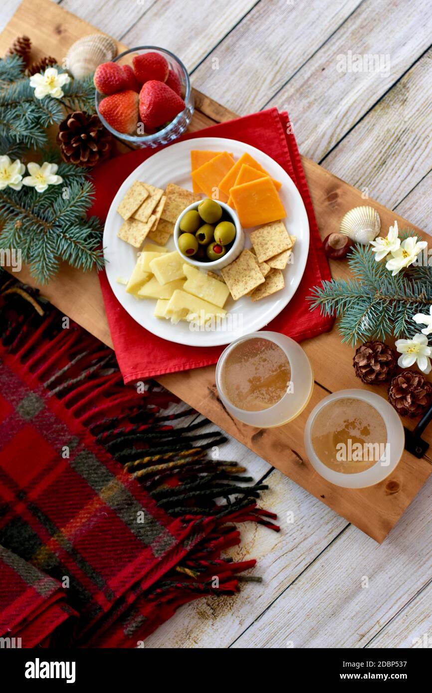 Festliche Weihnachten Urlaub saisonale Wurstplatte zu teilen und zu genießen Ein gemütlicher Abend zu Hause während der Winterfeiern Stockfoto