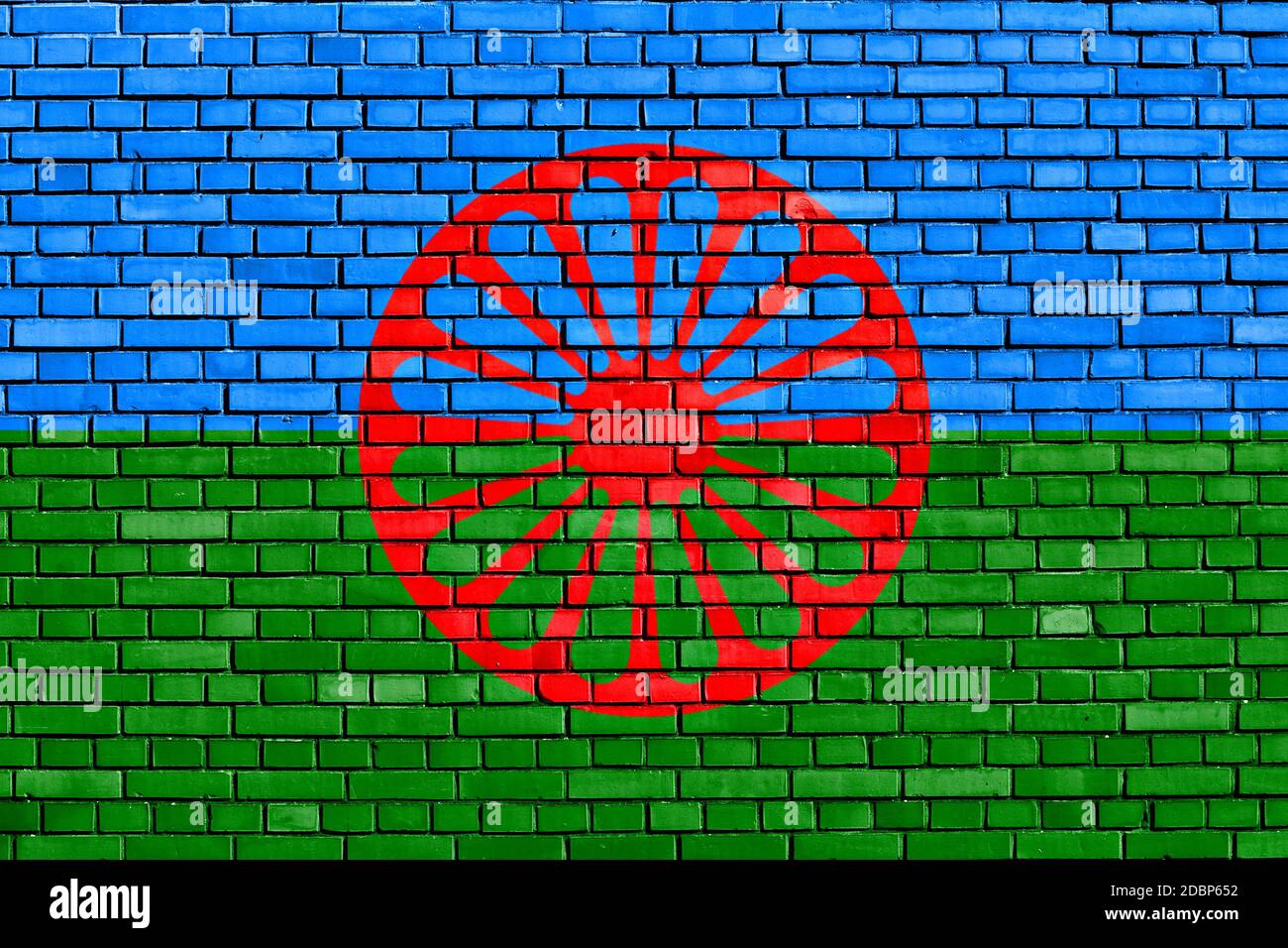 Flagge der Roma auf Mauer gemalt Stockfoto